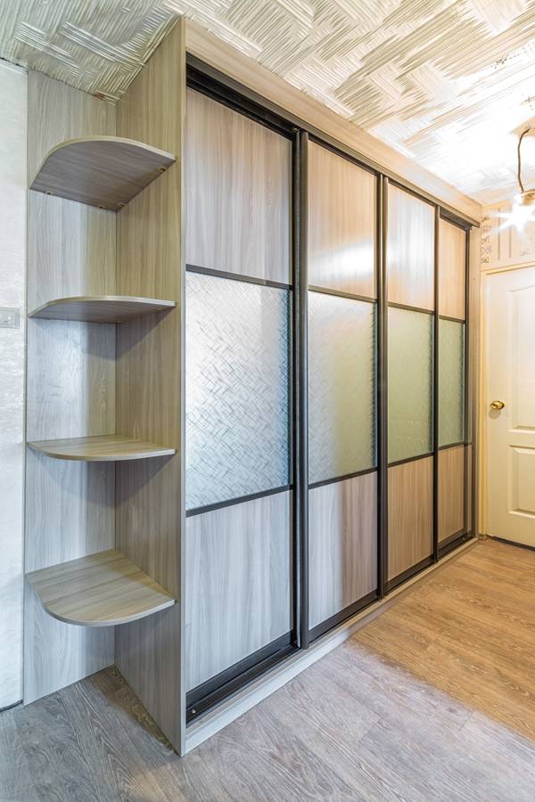 Встроенный шкаф-купе в прихожую с радиусными полками