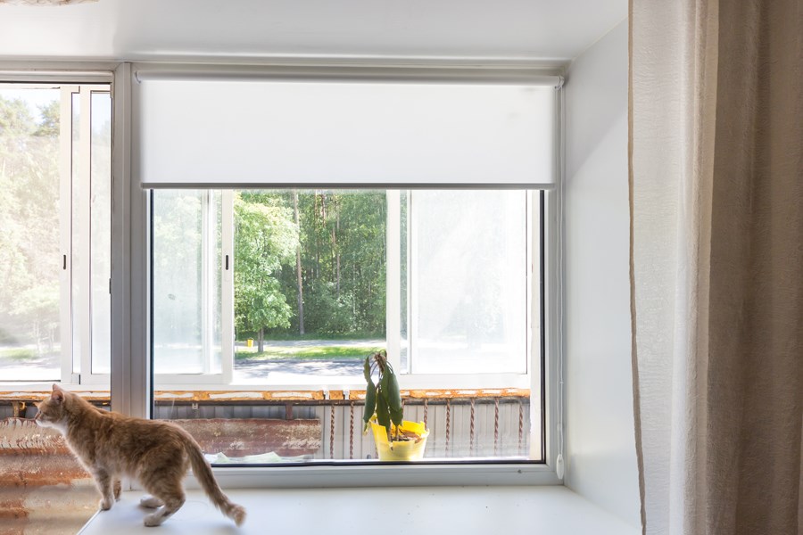 Однотонные рулонные шторы на балконный блок