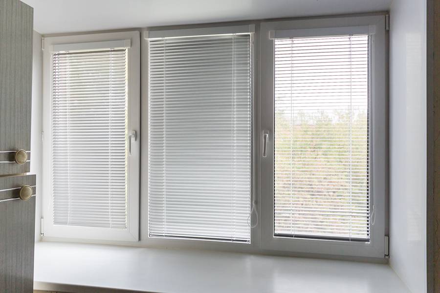 Жалюзи горизонтальные на трехстворчатое окно Жалюзи горизонтальные на трехстворчатое окно