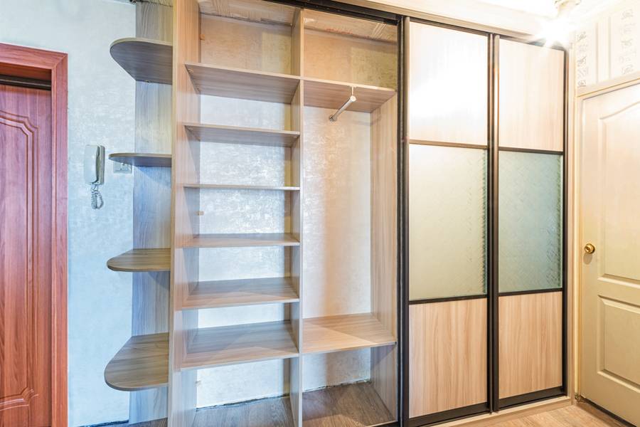 Встроенный шкаф-купе в прихожую с радиусными полками