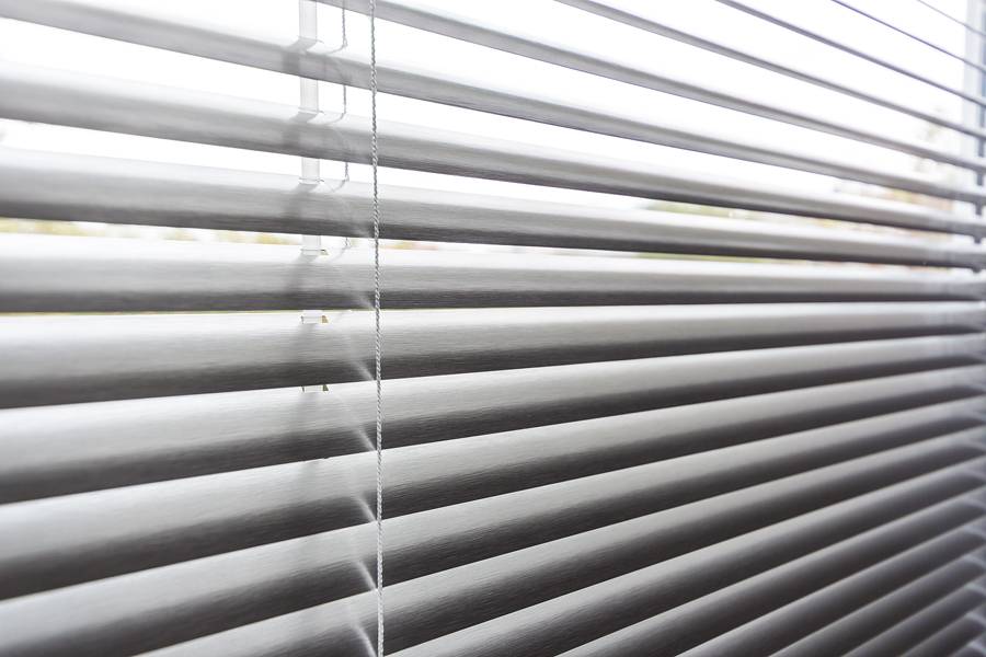 Жалюзи горизонтальные на трехстворчатое окно Жалюзи горизонтальные на трехстворчатое окно