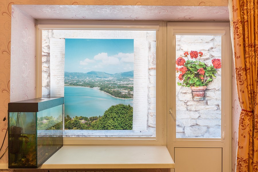 Рулонные шторы с рисунком на балконный блок