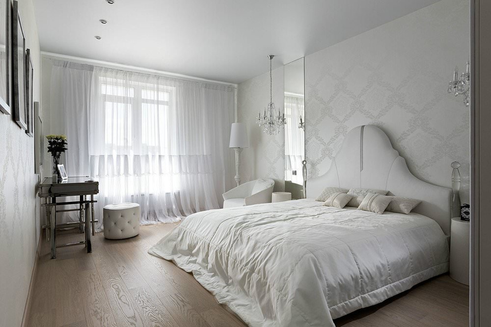 Белый сатиновый потолок с люстрой в спальню