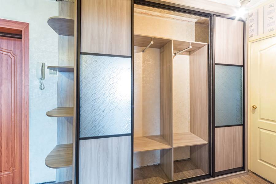 Встроенный шкаф-купе в прихожую с радиусными полками