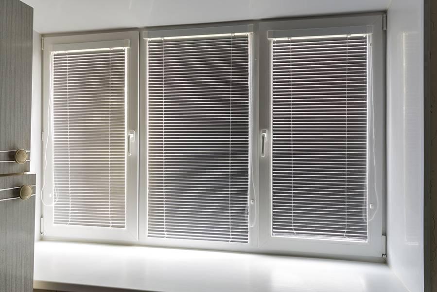 Жалюзи горизонтальные на трехстворчатое окно Жалюзи горизонтальные на трехстворчатое окно