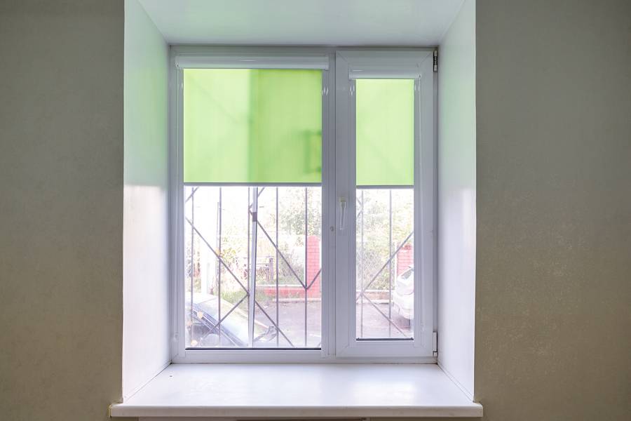 Однотонные рулонные шторы на двухстворчатое окно