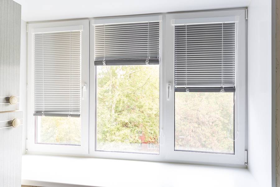 Жалюзи горизонтальные на трехстворчатое окно Жалюзи горизонтальные на трехстворчатое окно