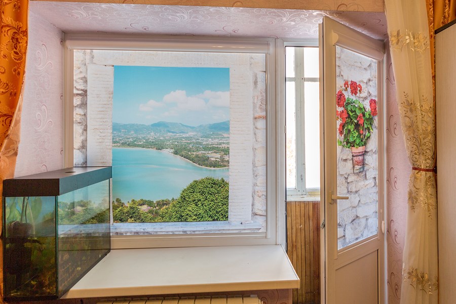 Рулонные шторы с рисунком на балконный блок