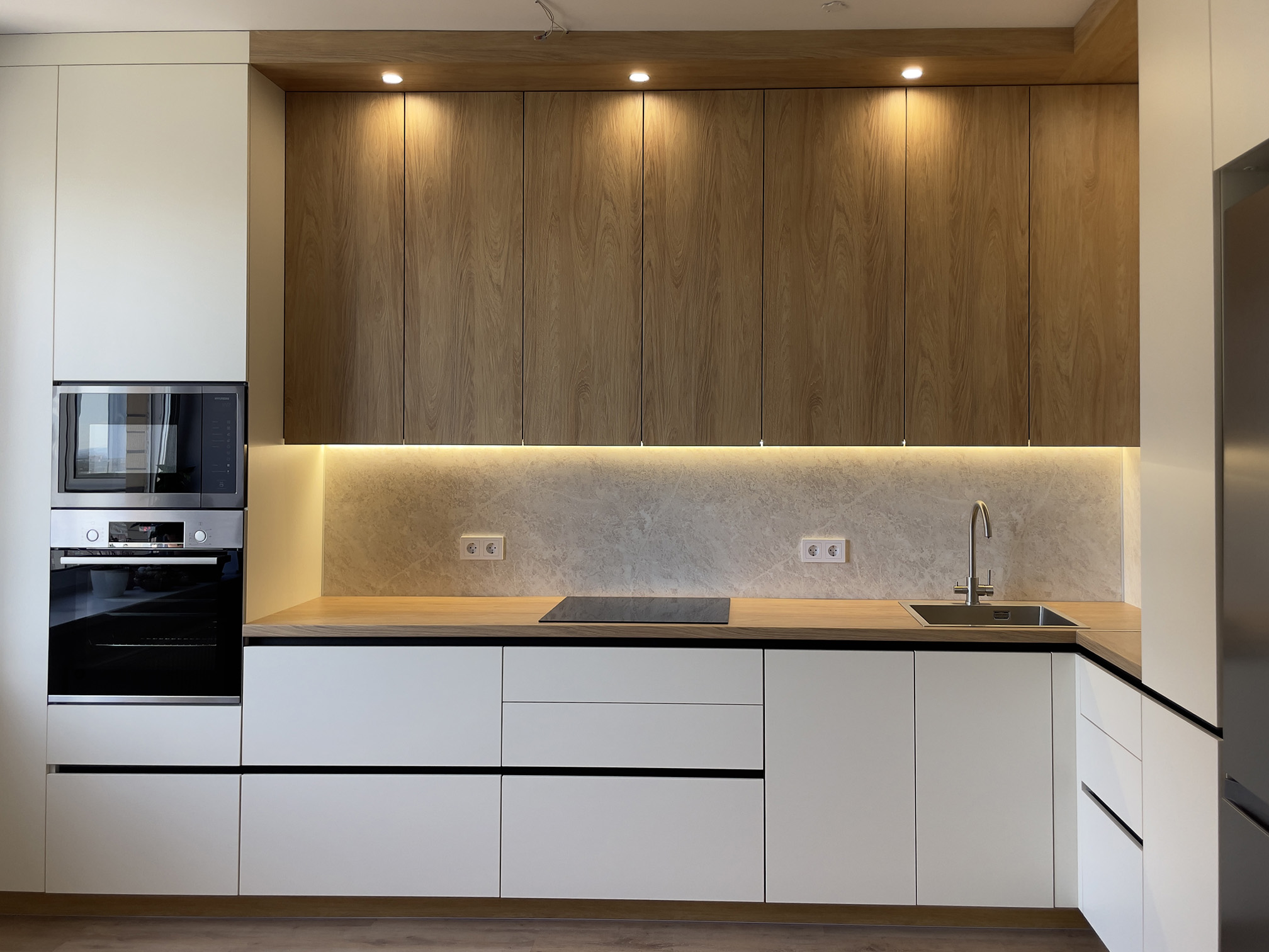 Угловая кухня Алебастр белый / Гикори натуральный