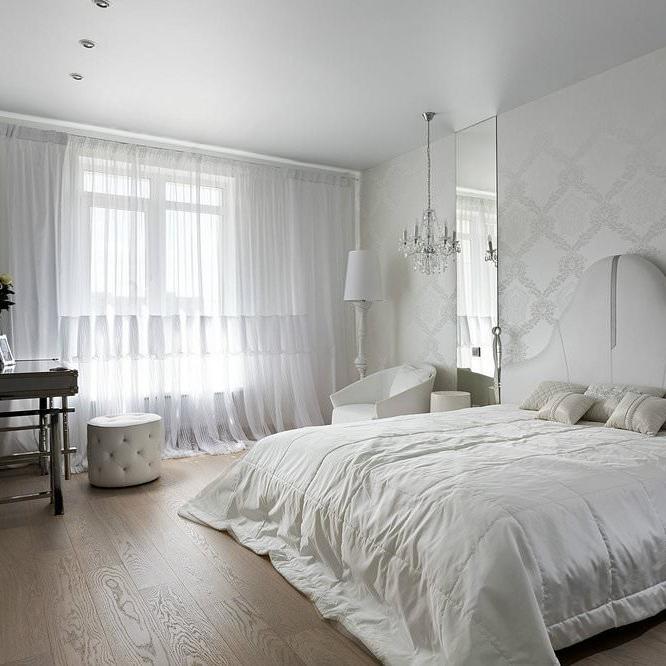 Белый сатиновый потолок с люстрой в спальню