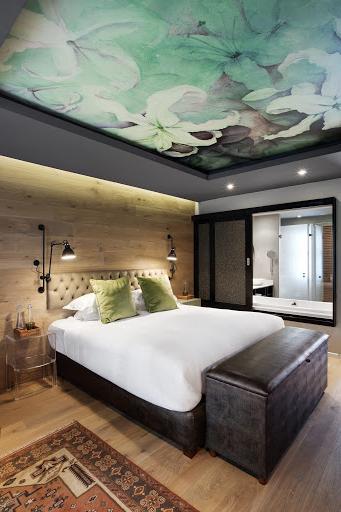 Многоуровневый потолок с фотопечатью цветов Многоуровневый потолок с фотопечатью цветов