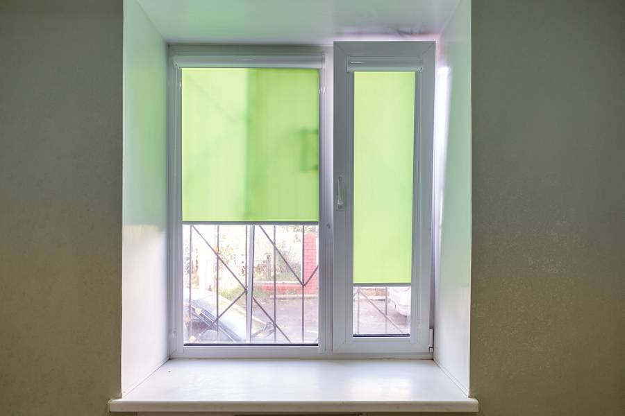 Однотонные рулонные шторы на двухстворчатое окно