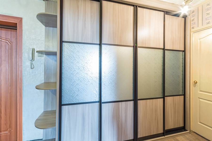 Встроенный шкаф-купе в прихожую с радиусными полками