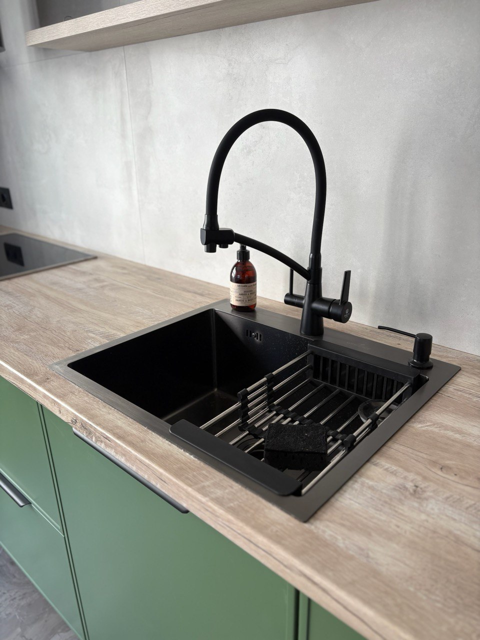 Угловая кухня 3елено-серый (матовый) / Дуб канадский