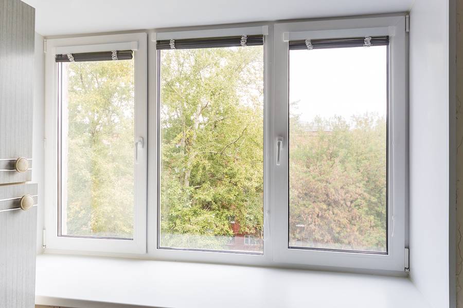 Жалюзи горизонтальные на трехстворчатое окно Жалюзи горизонтальные на трехстворчатое окно