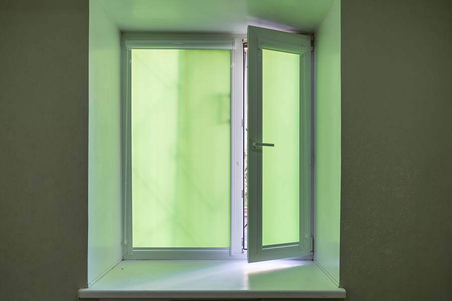 Однотонные рулонные шторы на двухстворчатое окно