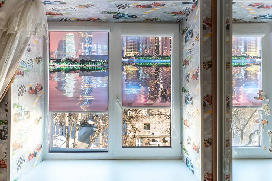 Рулонные шторы блэкаут с рисунком на двухстворчатое окно