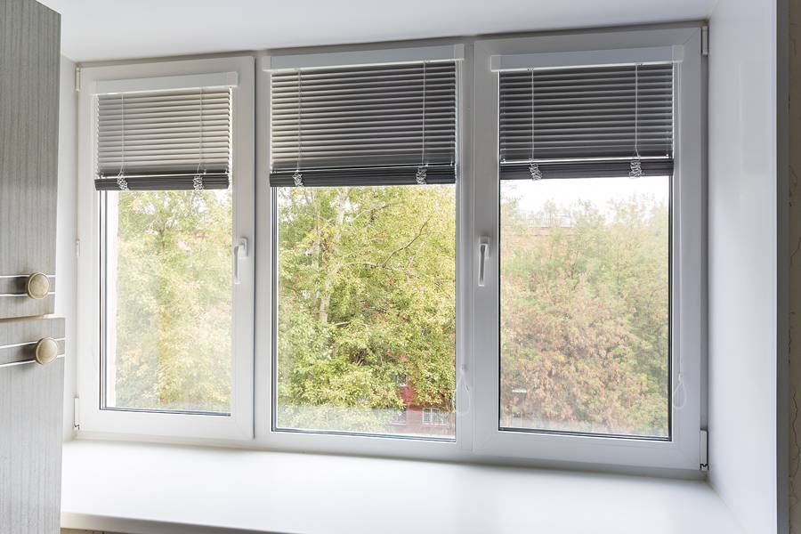Жалюзи горизонтальные на трехстворчатое окно Жалюзи горизонтальные на трехстворчатое окно