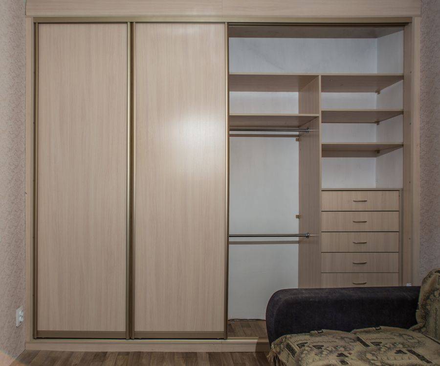 Шкаф-купе в гостиную 4 двери Шкаф-купе в гостиную 4 двери