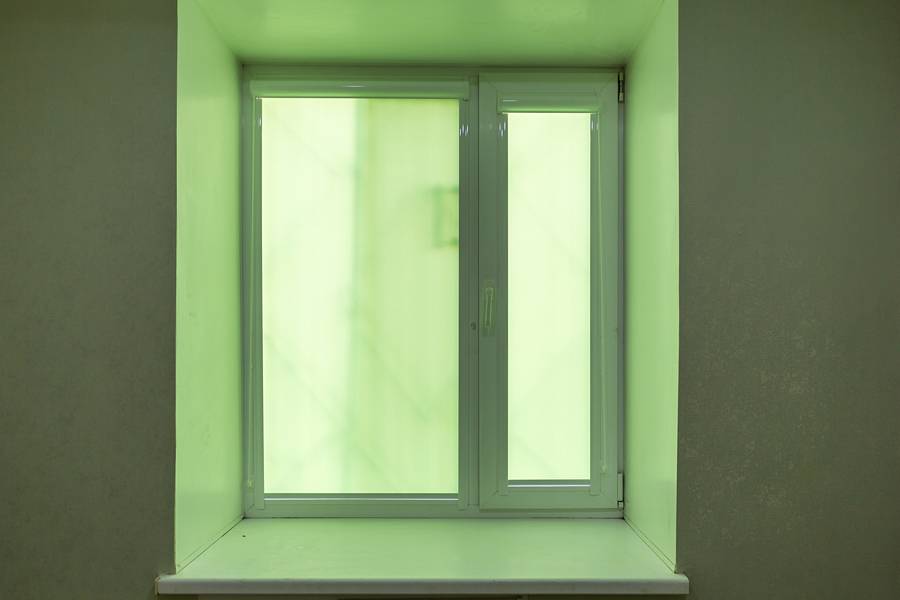 Однотонные рулонные шторы на двухстворчатое окно