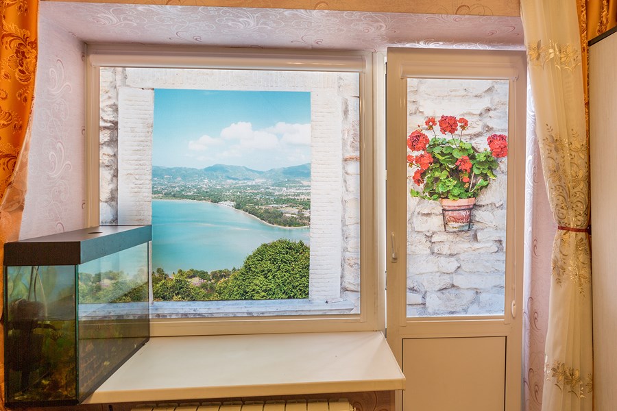 Рулонные шторы с рисунком на балконный блок