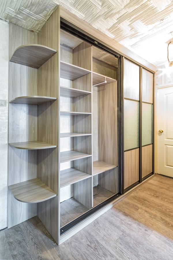 Встроенный шкаф-купе в прихожую с радиусными полками