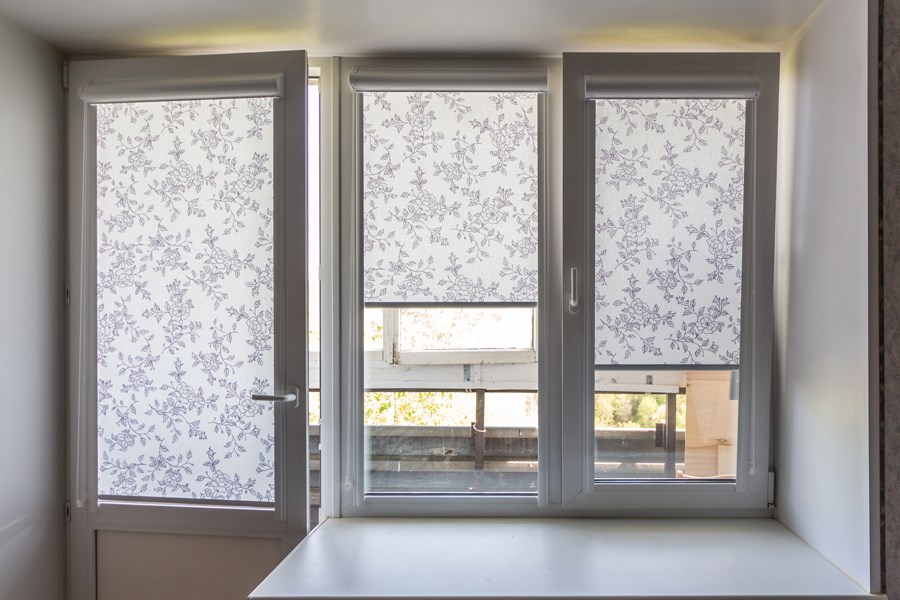 Рулонные шторы с рисунком на балконный блок