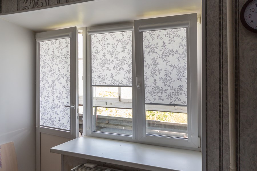 Рулонные шторы с рисунком на балконный блок