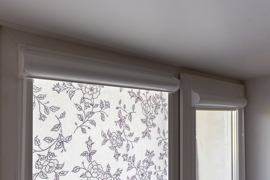 Рулонные шторы с рисунком на балконный блок