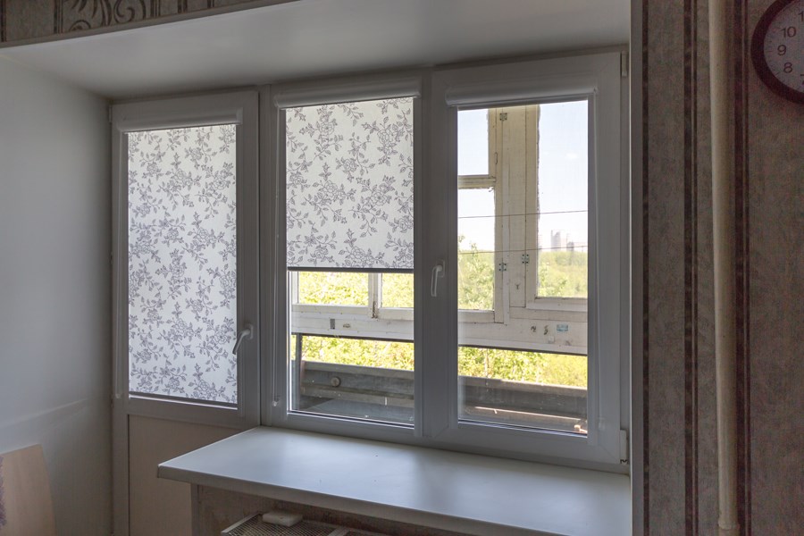 Рулонные шторы с рисунком на балконный блок