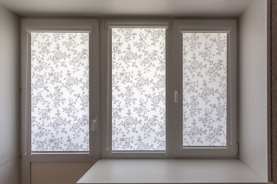 Рулонные шторы с рисунком на балконный блок