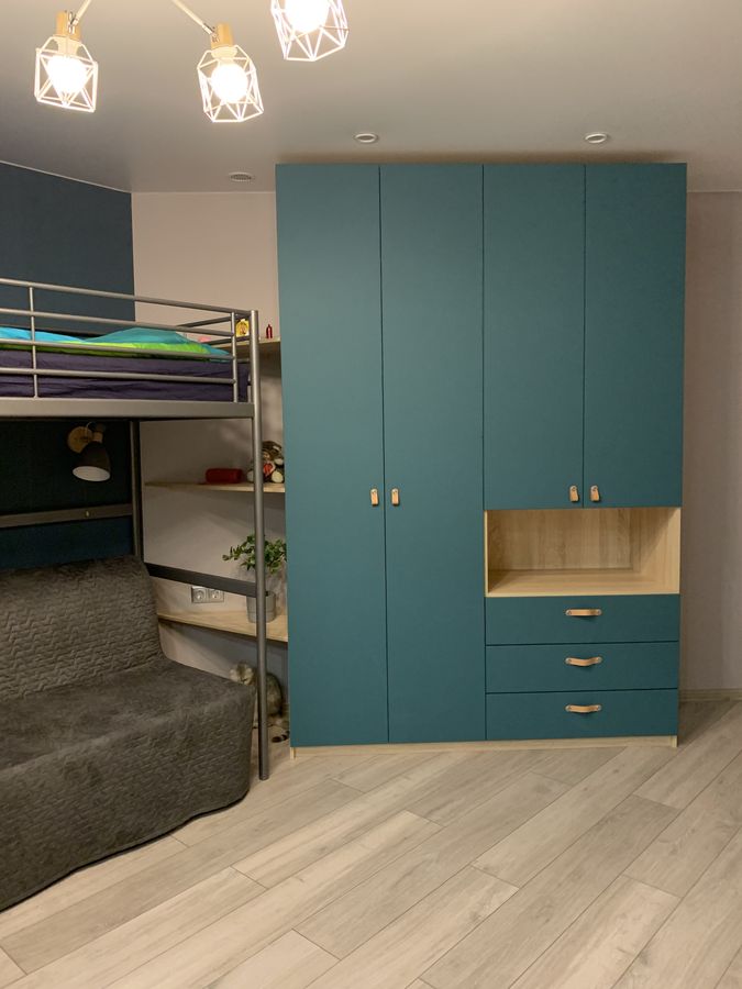 Шкаф распашной в детскую с угловыми полками Шкаф распашной в детскую с угловыми полками