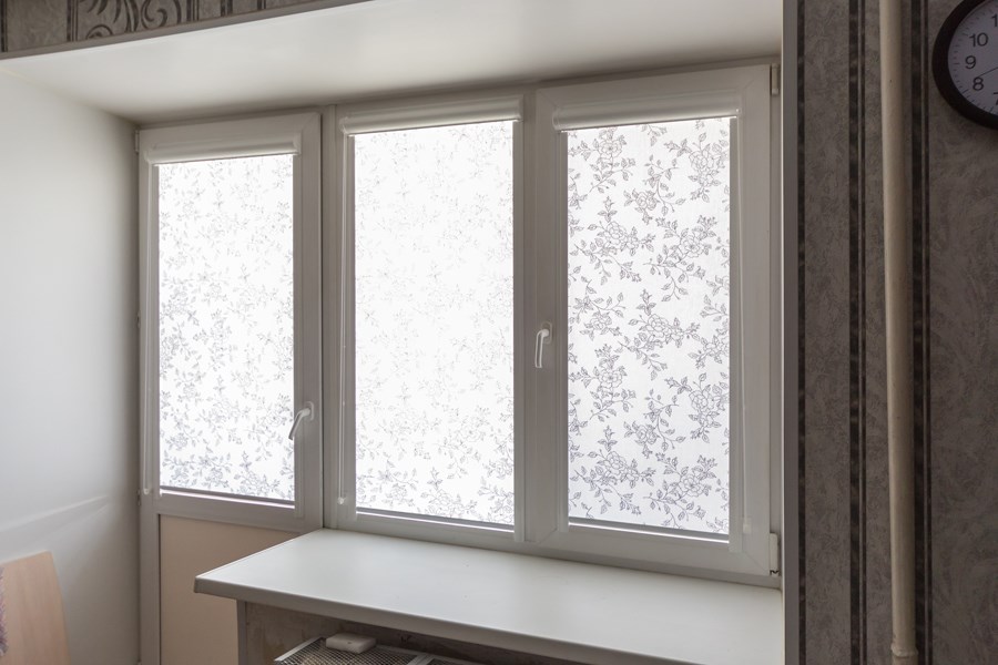 Рулонные шторы с рисунком на балконный блок