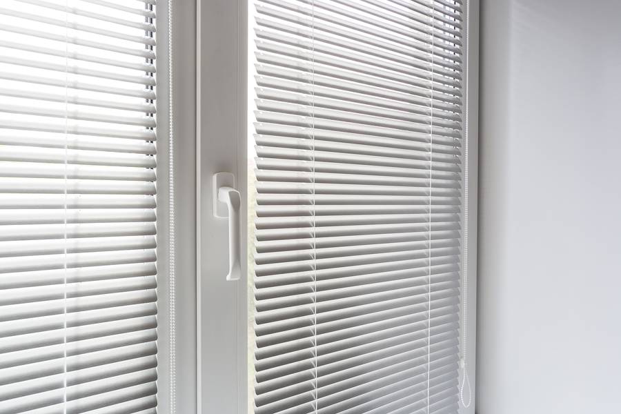 Жалюзи горизонтальные на трехстворчатое окно Жалюзи горизонтальные на трехстворчатое окно