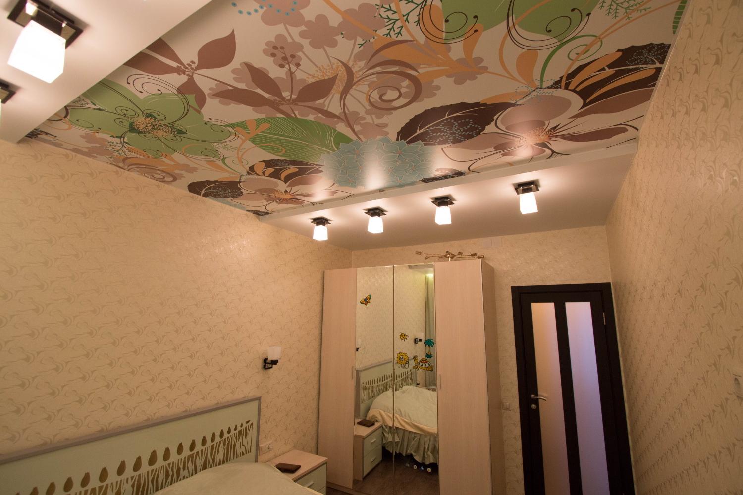 Потолок многоуровневый с фотопечатью в спальне Потолок многоуровневый с фотопечатью в спальне