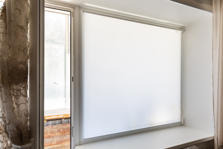 Однотонные рулонные шторы на балконный блок