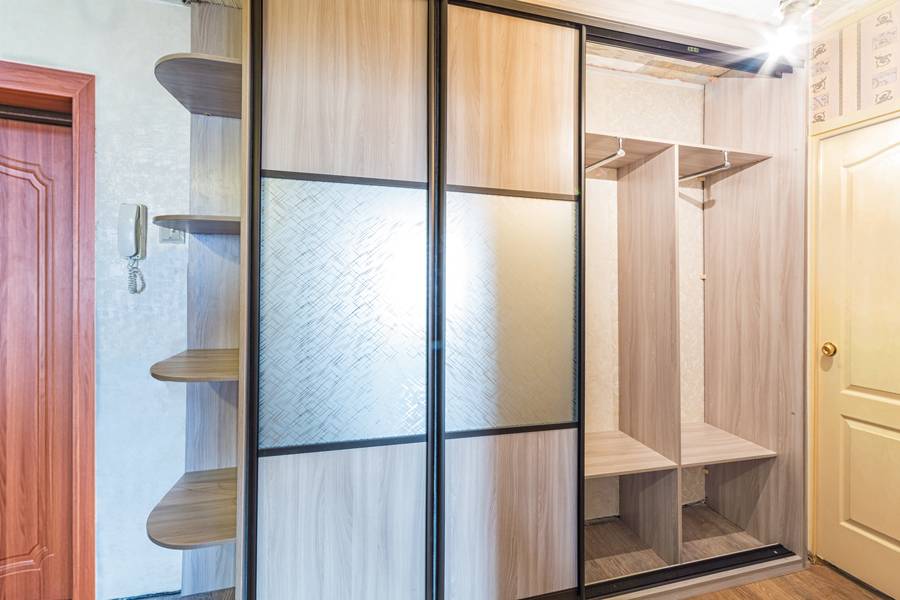 Встроенный шкаф-купе в прихожую с радиусными полками