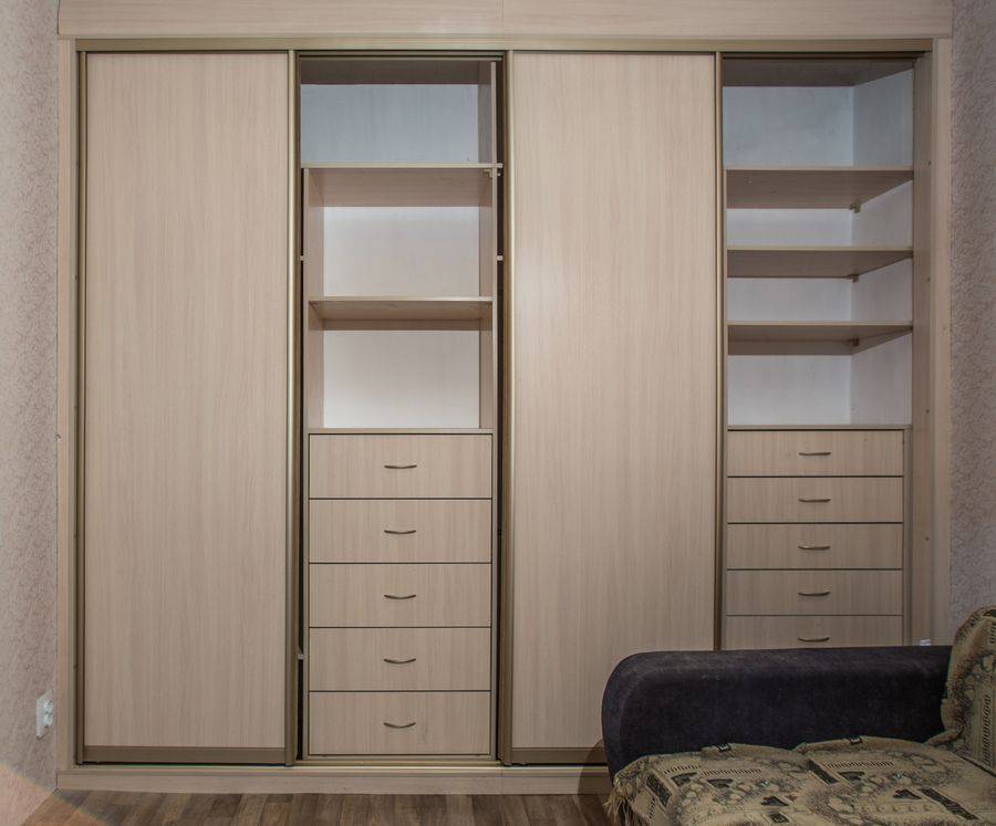 Шкаф-купе в гостиную 4 двери Шкаф-купе в гостиную 4 двери