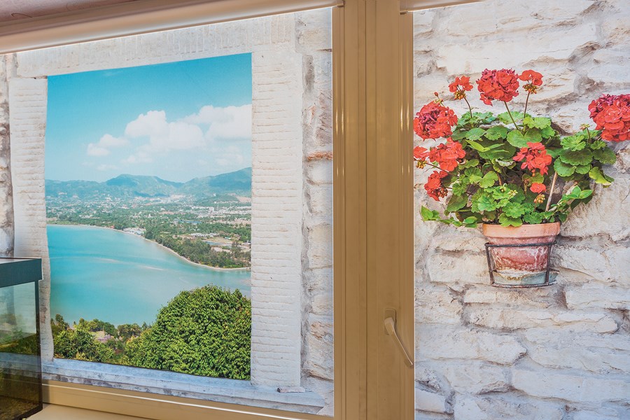 Рулонные шторы с рисунком на балконный блок