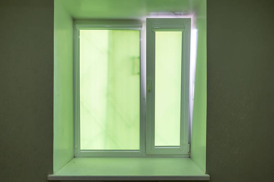 Однотонные рулонные шторы на двухстворчатое окно