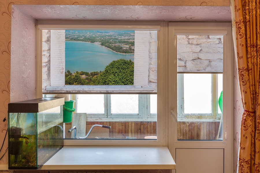 Рулонные шторы с рисунком на балконный блок