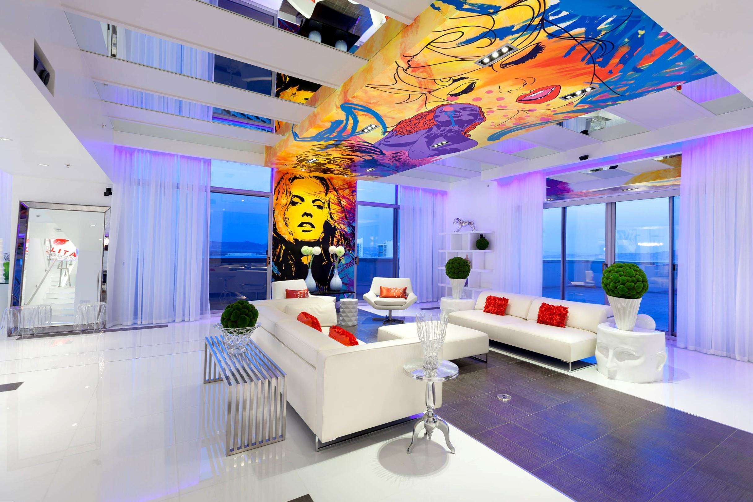 Яркий натяжной потолок в гостиной Яркий натяжной потолок в гостиной